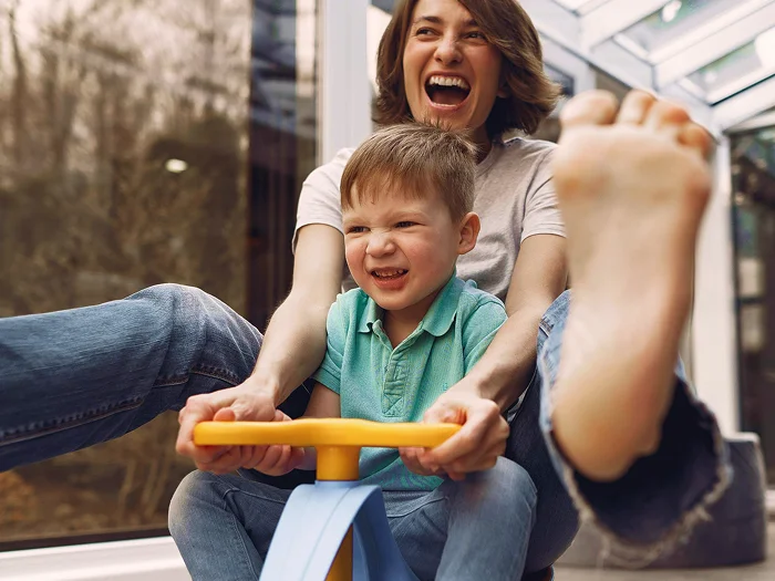 @lang('Mãe e filho a sorrir enquanto brincam juntos, transmitindo alegria e proteção familiar - conceito de segurança associado ao seguro de vida.')
